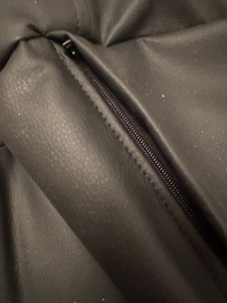 Pouf in pelle nera. Nuovo