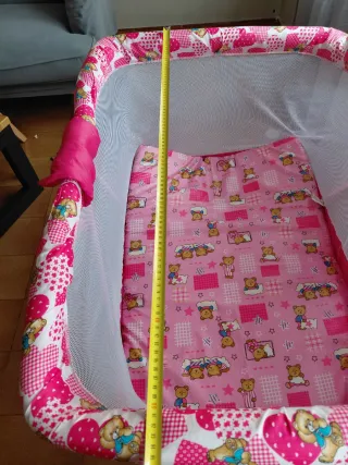 Cuna de bebé rosa con ositos