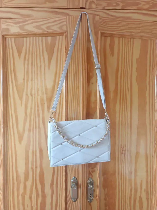 Bolso blanco acolchado con cadena