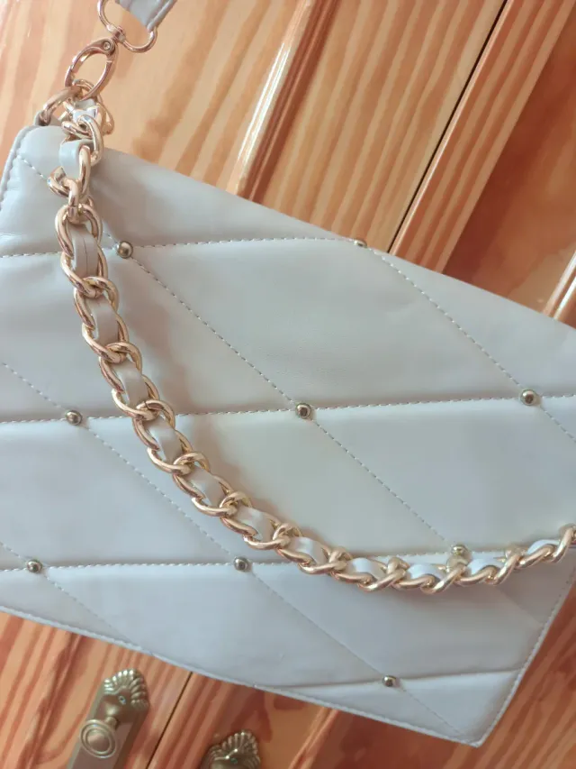 Bolso blanco acolchado con cadena