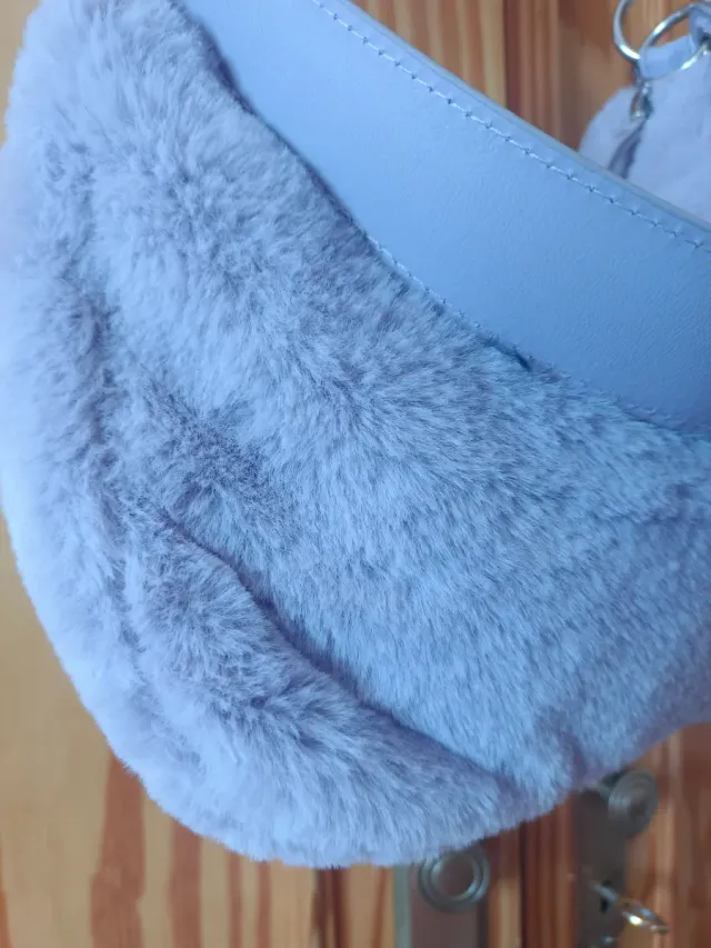 Bolso lila peludo