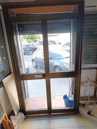Puerta doble de cristal y aluminio