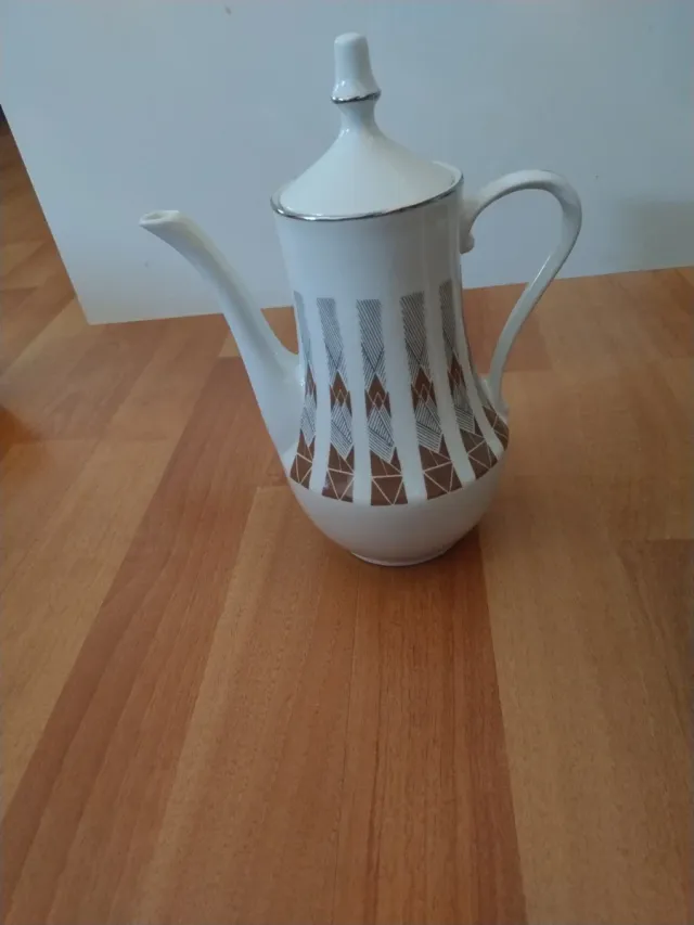 Lechera de porcelana blanca y marrón