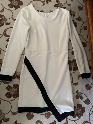 Vestido blanco y negro asimétrico