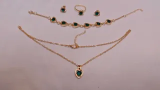 Conjunto de joyas doradas, rojas  y verdes