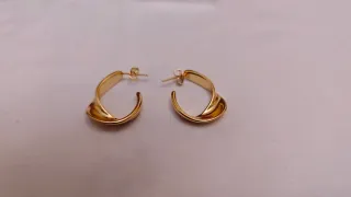 Conjunto de joyas doradas, rojas  y verdes