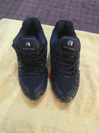 Nike Shox Talla 41 Negras y Rojas