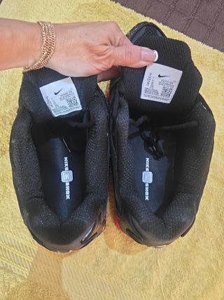 Nike Shox Talla 41 Negras y Rojas