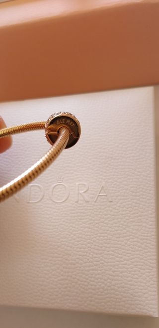 Pulsera Pandora Oro con charms. 