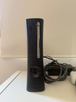 Xbox 360 con 2 controller e 9 giochi