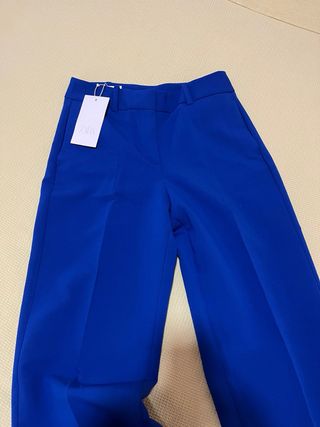Pantalón azul con detalle