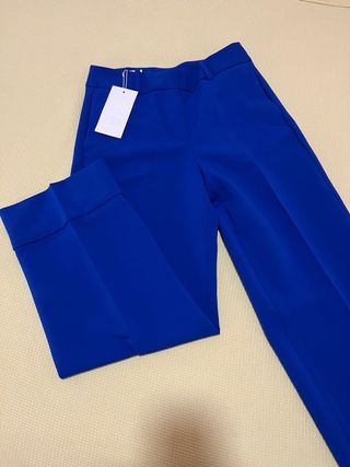 Pantalón azul con detalle