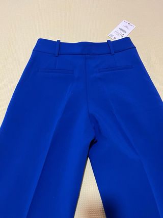 Pantalón azul con detalle