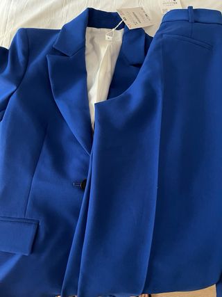 Pantalón azul con detalle