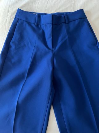 Pantalón azul con detalle