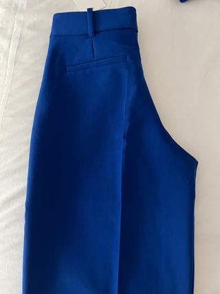 Pantalón azul con detalle
