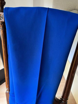 Pantalón azul con detalle