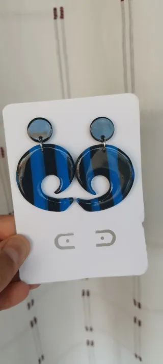 Pendientes artesanales rayas azul y negro.