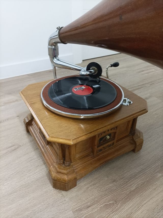 Gramola antigua de madera