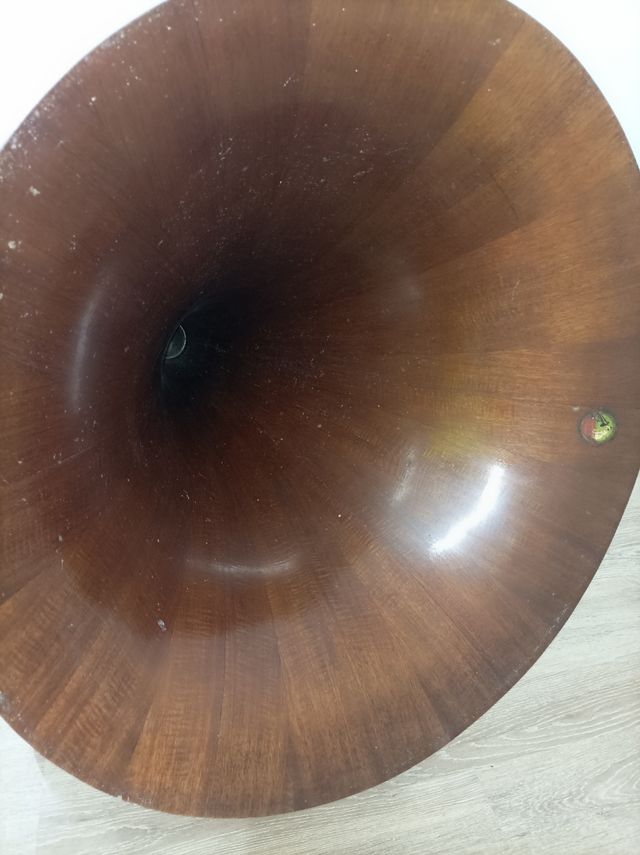 Gramola antigua de madera