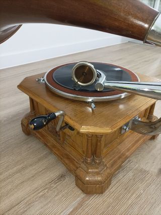 Gramola antigua de madera