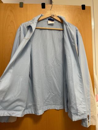 Chaqueta deportiva Reebok azul y beige