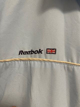Chaqueta deportiva Reebok azul y beige