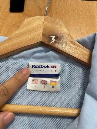 Chaqueta deportiva Reebok azul y beige