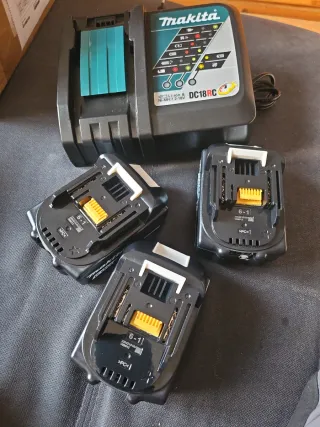 Cargador Makita DC18RC y 3 Baterías