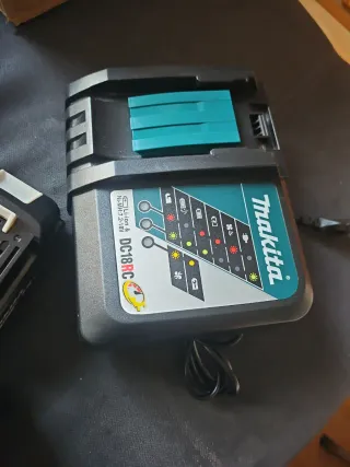 Cargador Makita DC18RC y 3 Baterías