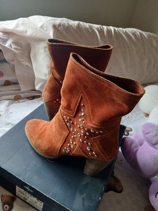 Botas camperas ante con estrellas y tachuelas