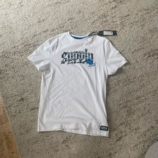 Camiseta Supply & Demand Blanca con etiqueta