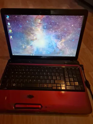 Portátil Toshiba Rojo y Negro
