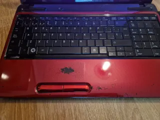 Portátil Toshiba Rojo y Negro

