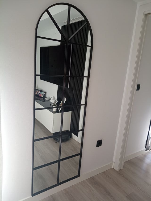 Espejo de metal y cristal negro