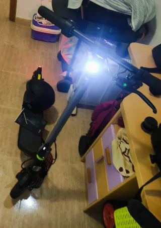 Patinete Eléctrico con Luz Frontal