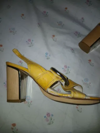 Sandalias doradas tacón madera