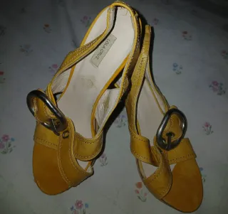 Sandalias doradas tacón madera