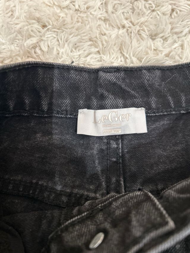 Pantalones vaqueros negros desgastados