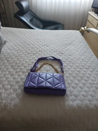 Bolso morado con cadena dorada
