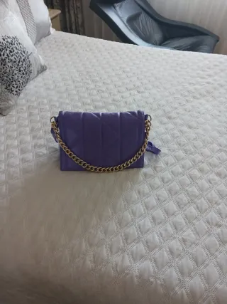 Bolso morado con cadena dorada