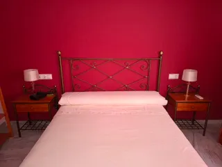 Cama completa con canapé, cabecero y mesillas