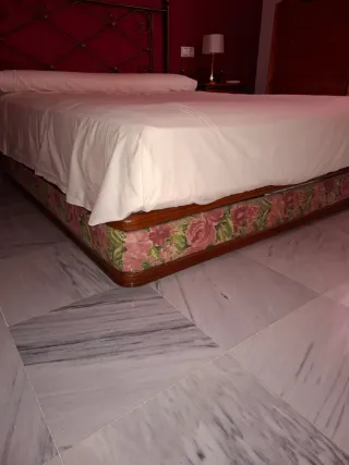 Cama completa con canapé, cabecero y mesillas