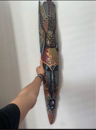 Máscara 100% artesanal de madera tallada y pintada