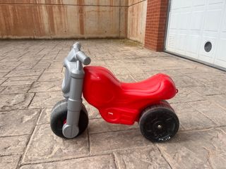 Triciclo infantil rojo y gris