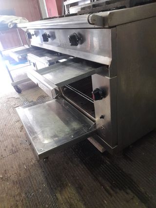 Cocina industrial 3 fuegos, horno y plancha
