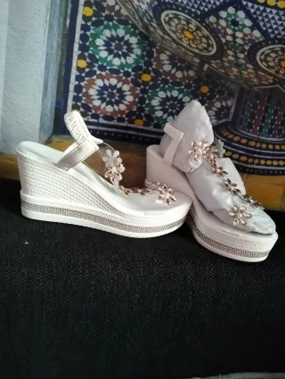 Sandalias cuña blancas pedrería flores Nuevas