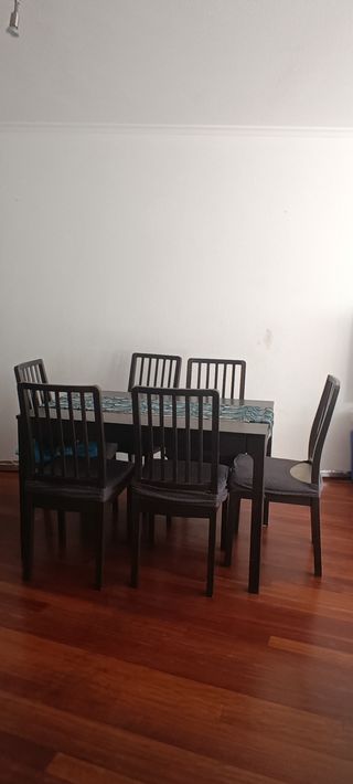 Mesa Ikea con sillas. 6 personas.