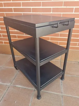 Mesa auxiliar metálica negra
