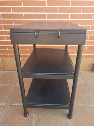 Mesa auxiliar metálica negra